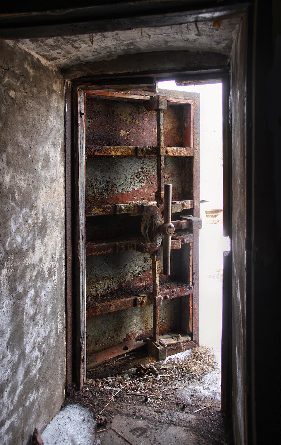 Masivní uzavírací mechanizmus zaručuje správnou funkci dveří i v extrémních podmínkách finské zimy, války nebo sto sedmnácti let působení mořské soli.