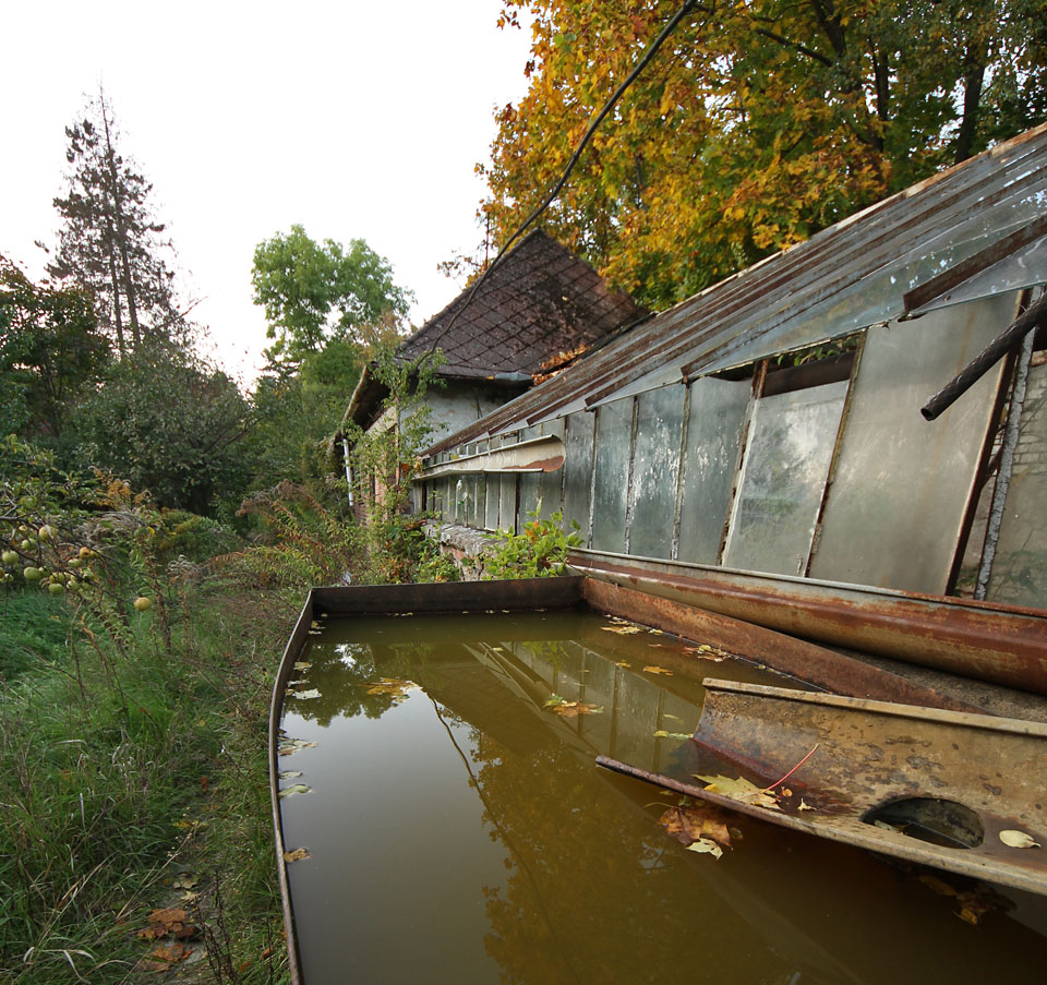 Ze střech stále stéká dešťová voda do nádrže, jež by mohla zrovna posloužit k závlahám záhonů vnějších i vnitřních.