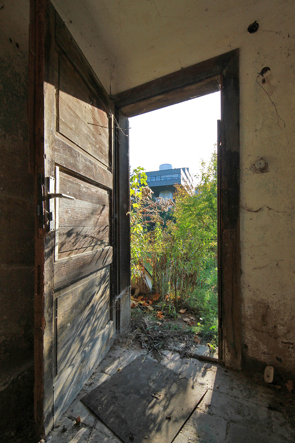 Pokud by snad někdo doufal v návštěvu a zaklepal, potáže se s neúspěchem. Ze dveří rozvalených dokořán lze dnes přes propast věků nahlédnout o třičtvrtě století do budoucnosti, na futuristickou budovu kampusního Biology Parku.