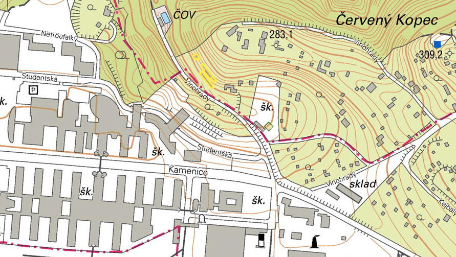 Skleníky se nachází na jihozápadním svahu, v údolí, které je natolik zaříznuté do úbočí Červeného kopce a natolik zakroucené, že se jeho svah obrací proti směru hlavního sklonu k řece Svratce.