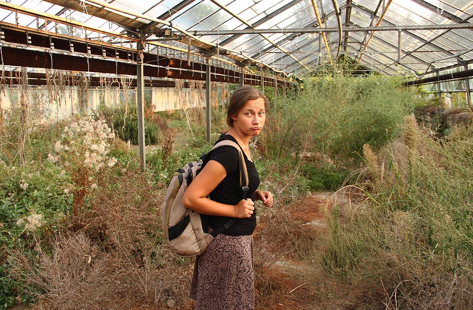 Vydáváme se na průzkum divočiny ve sklenících vedeni odvážnou školačkou.