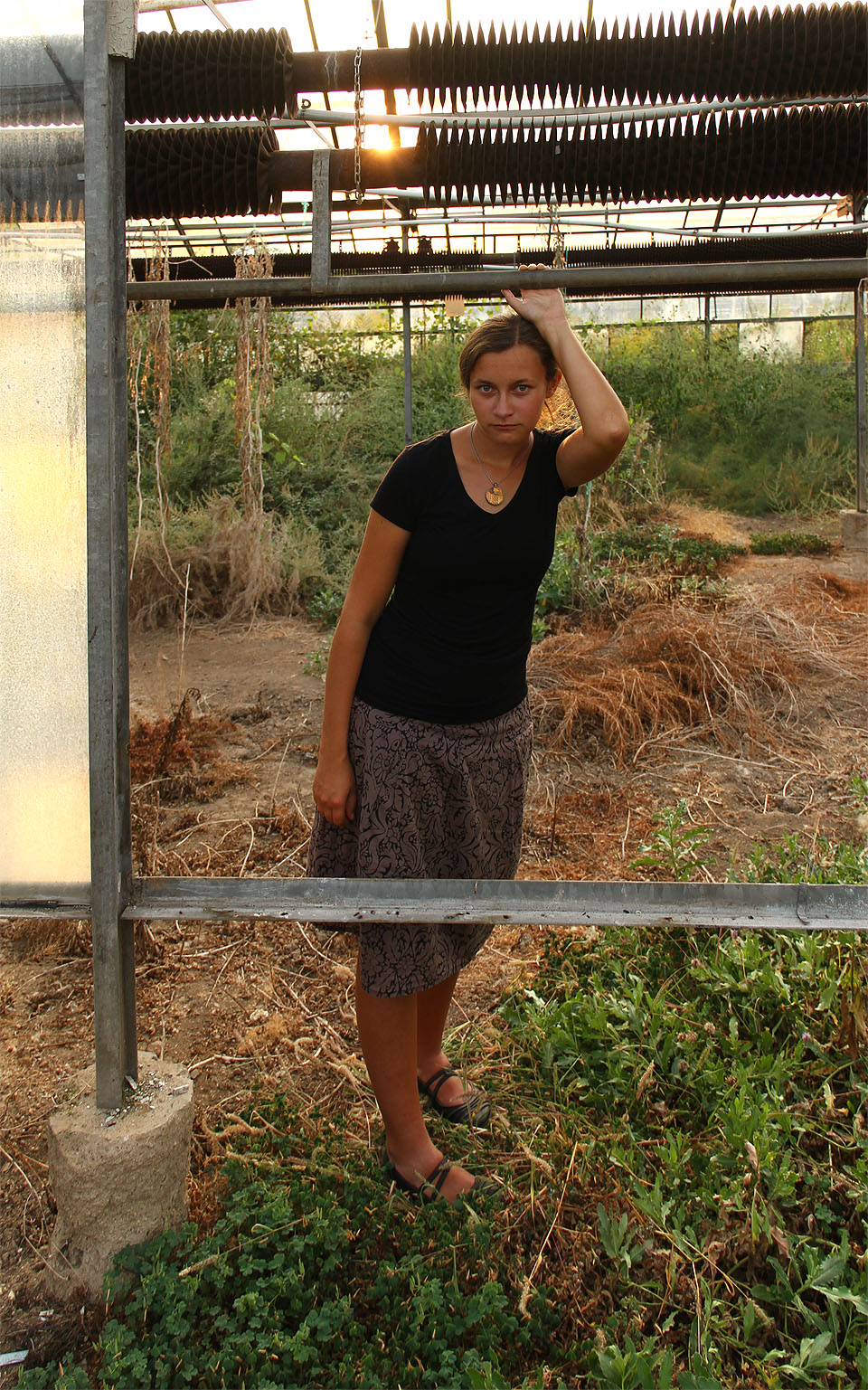 Jahody tu nerostou. Odvážná školačka je smutná.