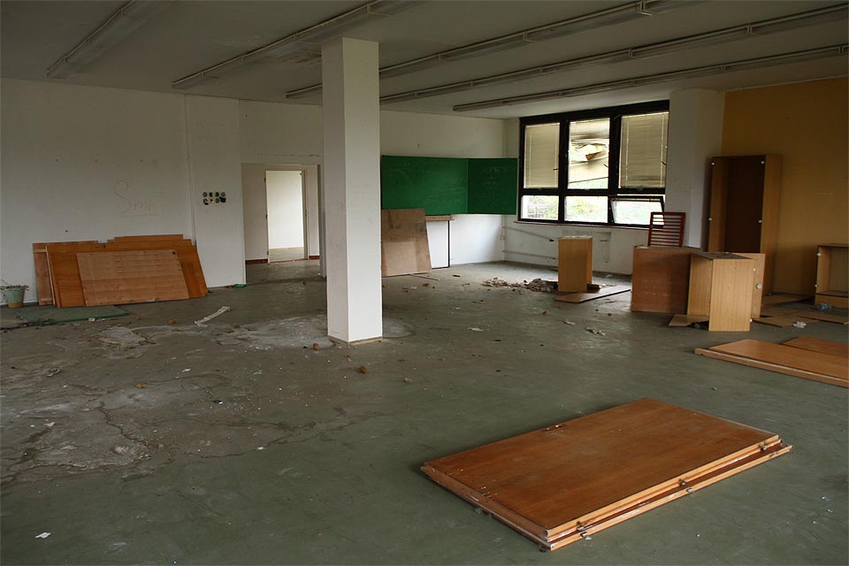 Vybavení není v nejlepším stavu. Naštěstí je budova zabezpečena poplašným systémem, tedy není ještě docela zničená.