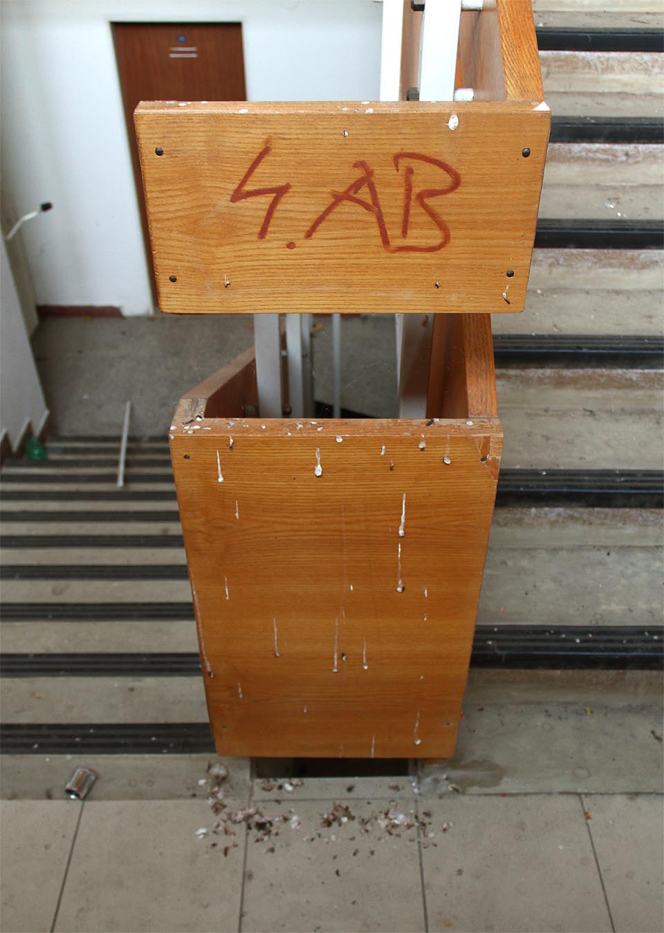 Poslední zvonění (z něhož pochází nápis rtěnkou) tady bylo opravdu poslední. Pak už na zábradlí usedali jen divocí ptáci.