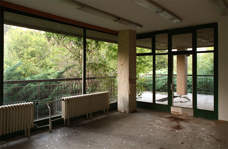 Velkolepá vstupní dvorana s aktuálním výhledem do zeleně.