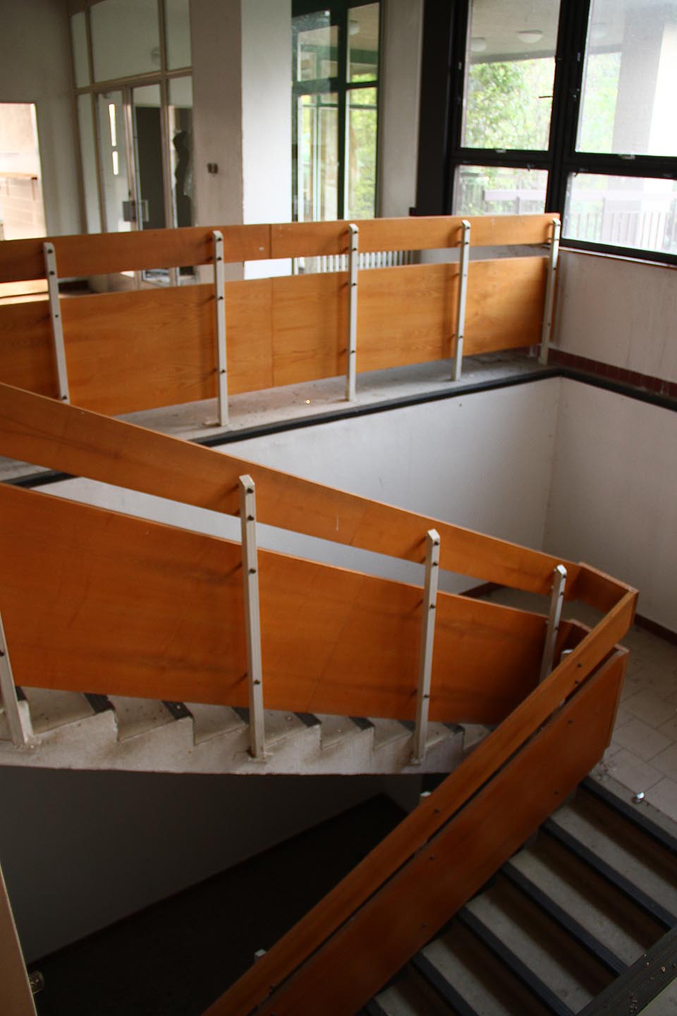 Budova má dvě poschodí, spodní je však využito jako sklad.