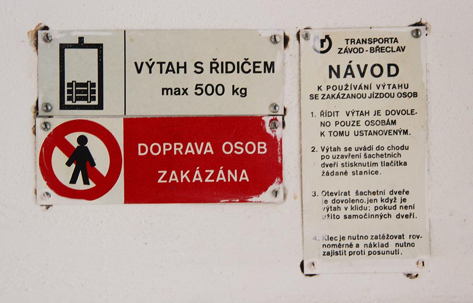 Doprava osob do spodního patra je nicméně zakázána.