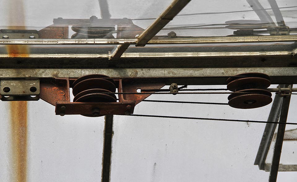 Ruční vrátek byl přestavěn na elektrický pohon. Otáčením navíjel ocelová lanka, která přes systém kladek nadzdvihávala skleněné panely a umožňovala tak výměnu vzduchu ve skleníku.