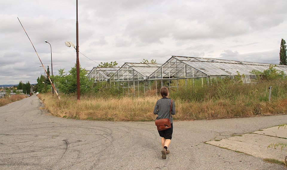Na objevitelskou výpravu do skleníků vyrážíme vedeni opět odvážnou školačkou.