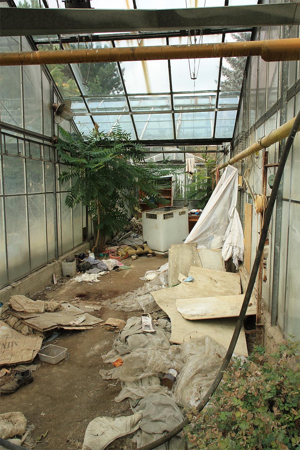 Nahromaděný nepořádek vypadá jako doupě nějakého velikého tvora.