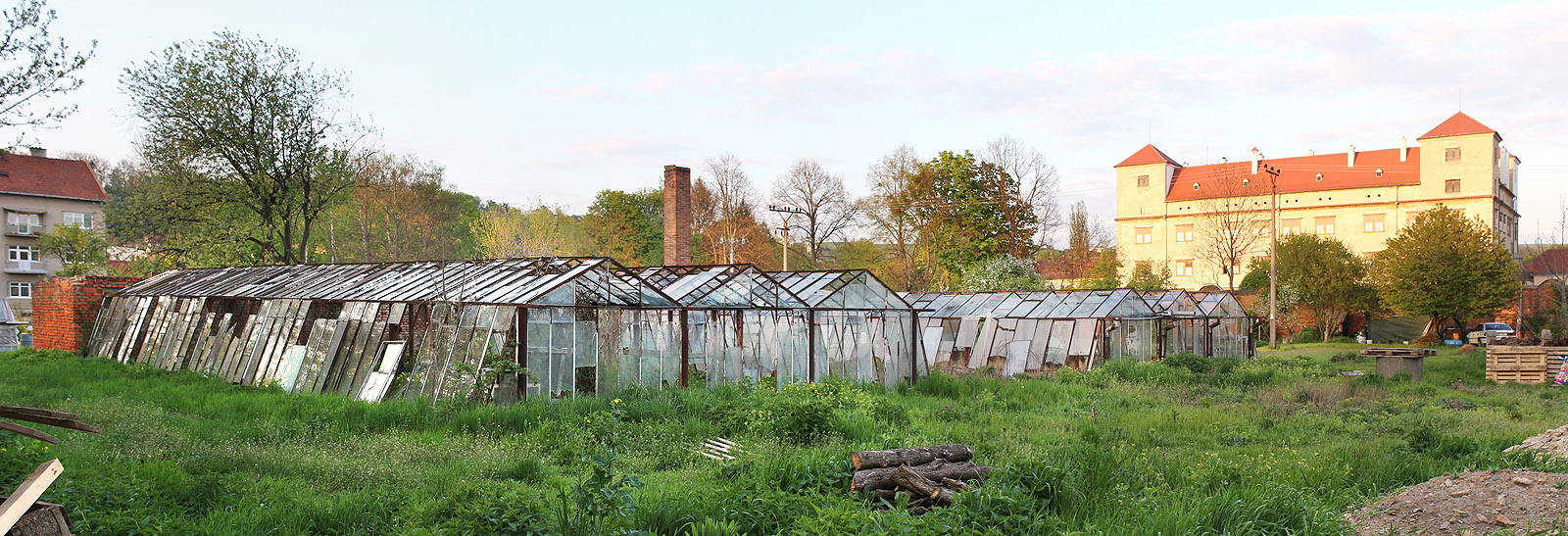 Dva jižněji umístěné skleníky na pozadí bučovického zámku.