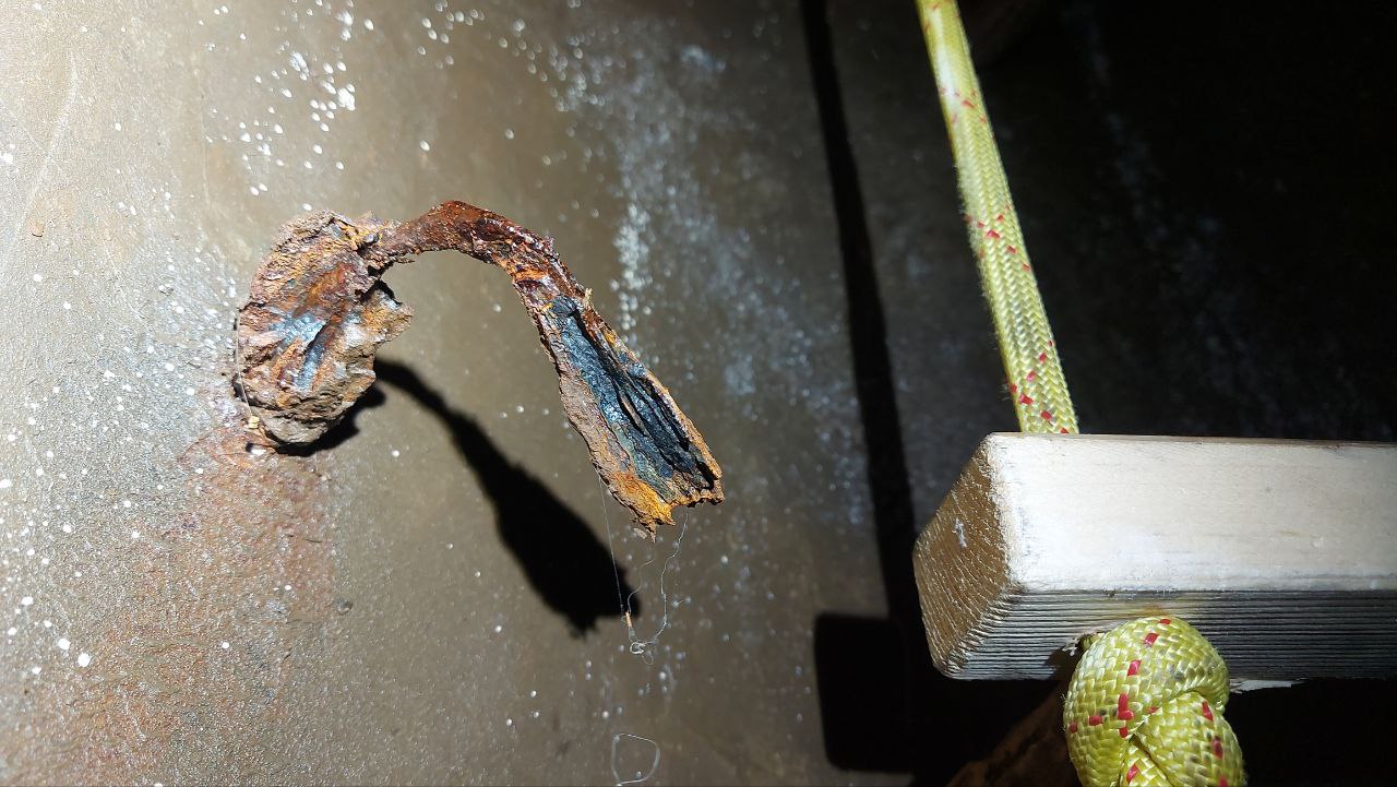 Pokus o sestup po zcela zrezivělých kramlích stál průzkumníky málem život, když se po prvních krocích celé stupně zřítily do hlubiny jako hromádka rzi.