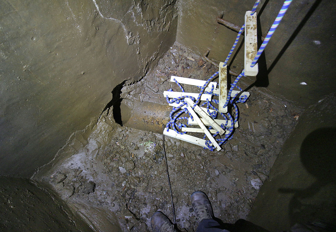 Tak malý prostor není možné ani pořádně vyfotit. V Tokiu by možná mohl posloužit jako kancelář pro jednoho úředníka s židlí a malým stolem, v Brně ale zůstává bez užitku. V podlaze je vidět žábek ukloněný do kanalizační roury, který by se případně taky dal využít všelijak.