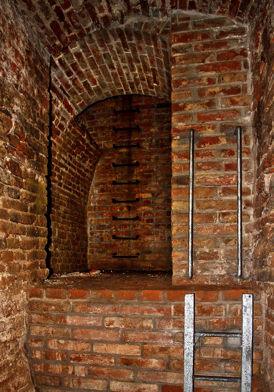 Jediným vstupem do sklepení je v současnosti nově proražená šachta ústící do chodníku Jezuitské ulice.