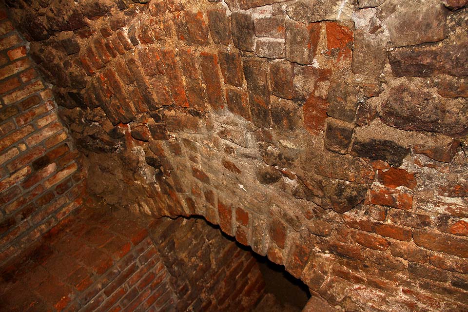 Současná podoba zdiva, klenby nevyjímaje, svědčí o mnoha přestavbách z různých materiálů v průběhu staletí.