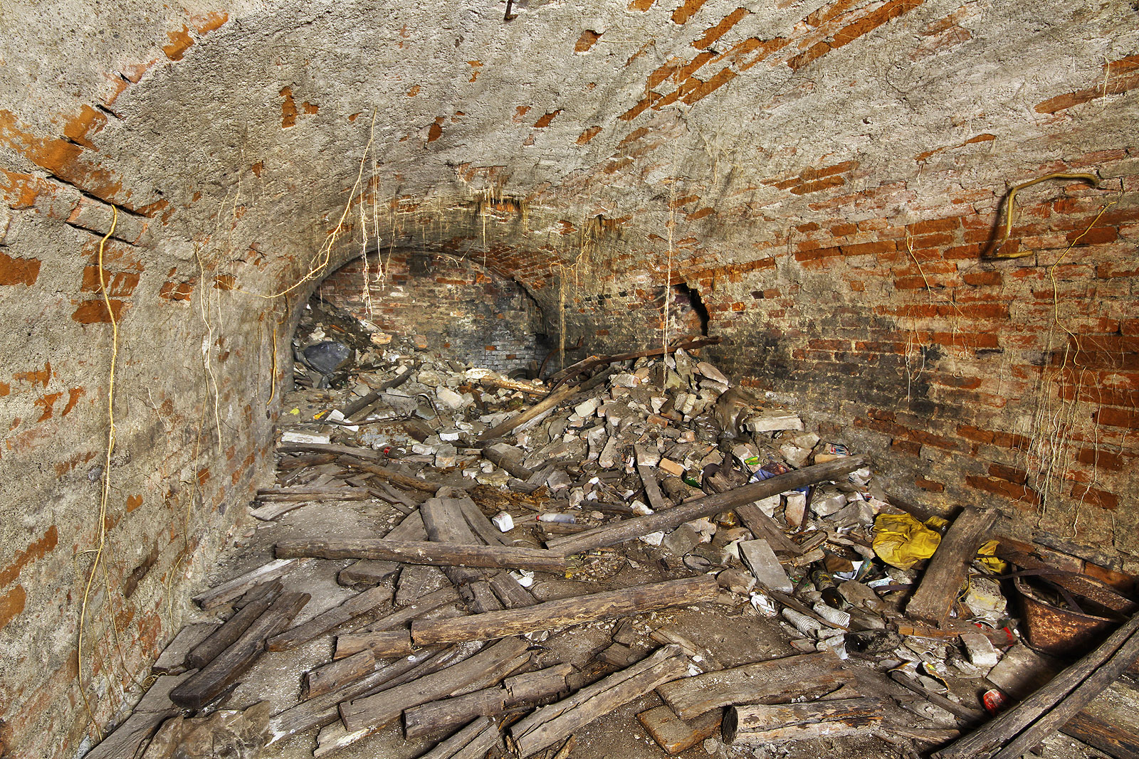 Část odpadu se do sklepa zjevně dostala otvorem v klenbě, který býval před léty přístupný přímo z Novobranské ulice a sloužil jako bezedný odpadkový koš. Dnes je otvor zazděný a ve sklepě je trvalé ticho.