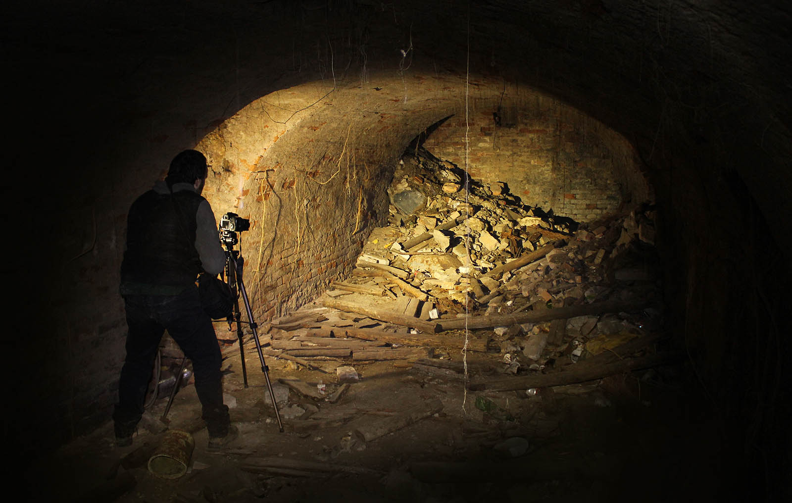 Fotografie autora článku, který právě snímá <a href="/obrazek/Temata/Sklepeni_nad_novobranskou_ulici/sklepeni_nad_novobranskou_ulici_10.jpg#nadpis">fotku č. 10</a>.