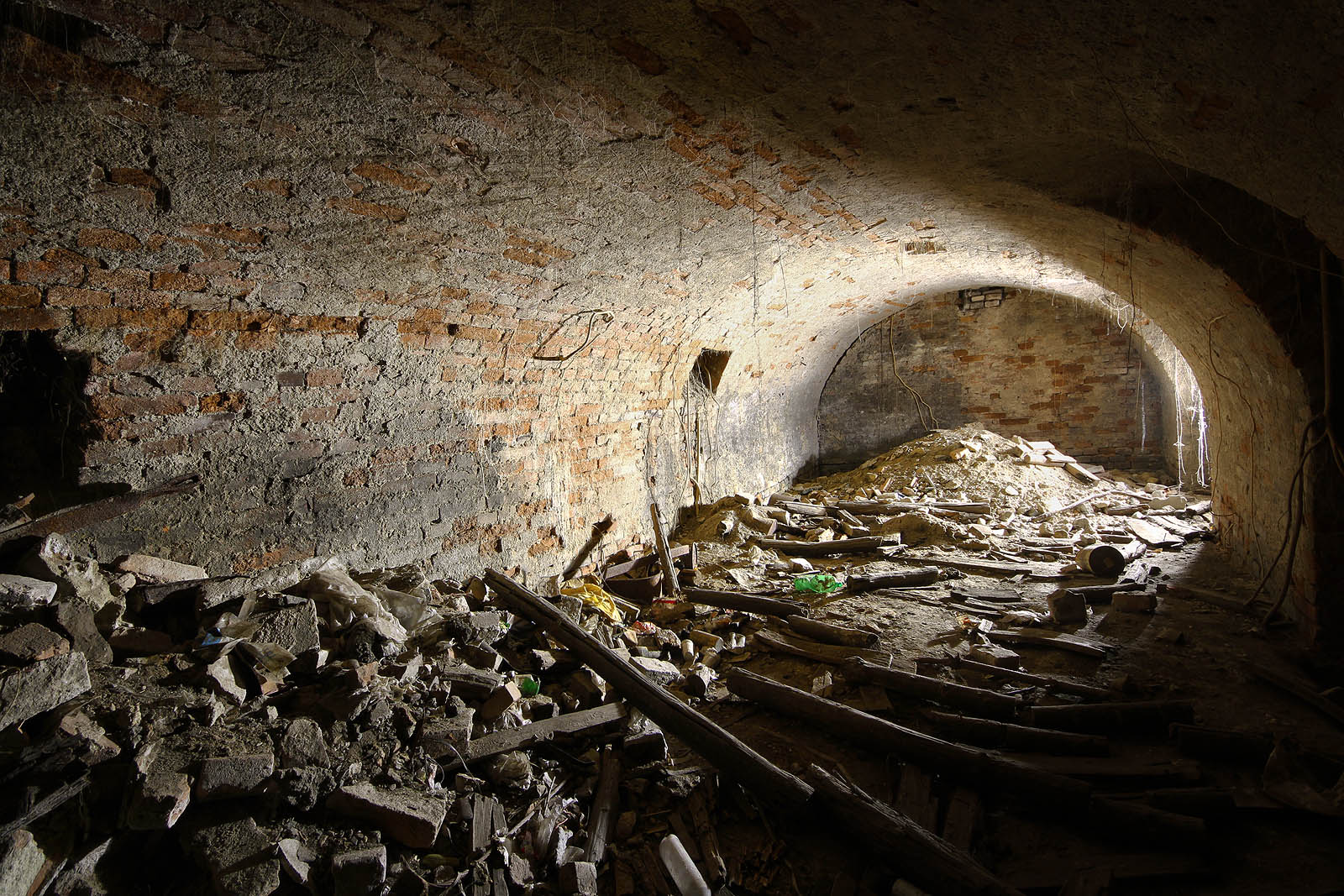 Sklepení nad Novobranskou ulicí