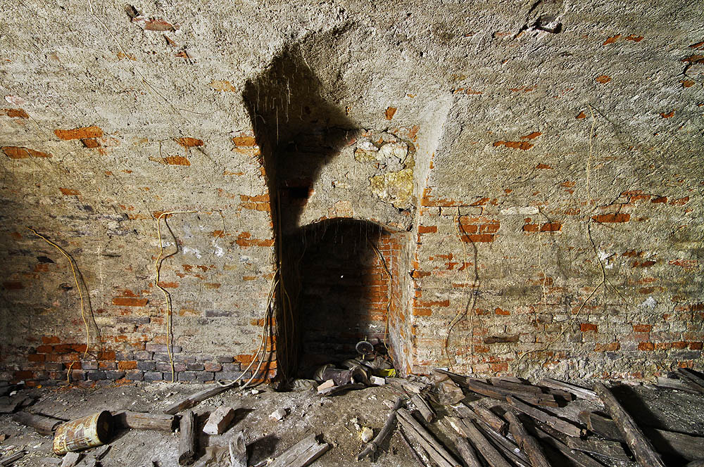 Na odvážlivce čeká za kuželem suti úžasný pohled. Pravý vstup do opuštěného podzemního království. Tady nebyl nikdo nejméně čtvrt století.