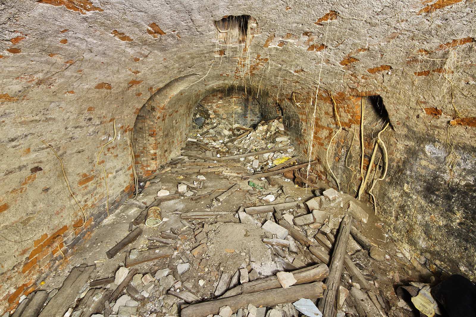 Z hlavní síně obdélného půdorysu vybíhají pod klášter Voršilek dvě krátké přezděné chodby. Kdo ví, kam by se skrze ně dalo až prokopat…