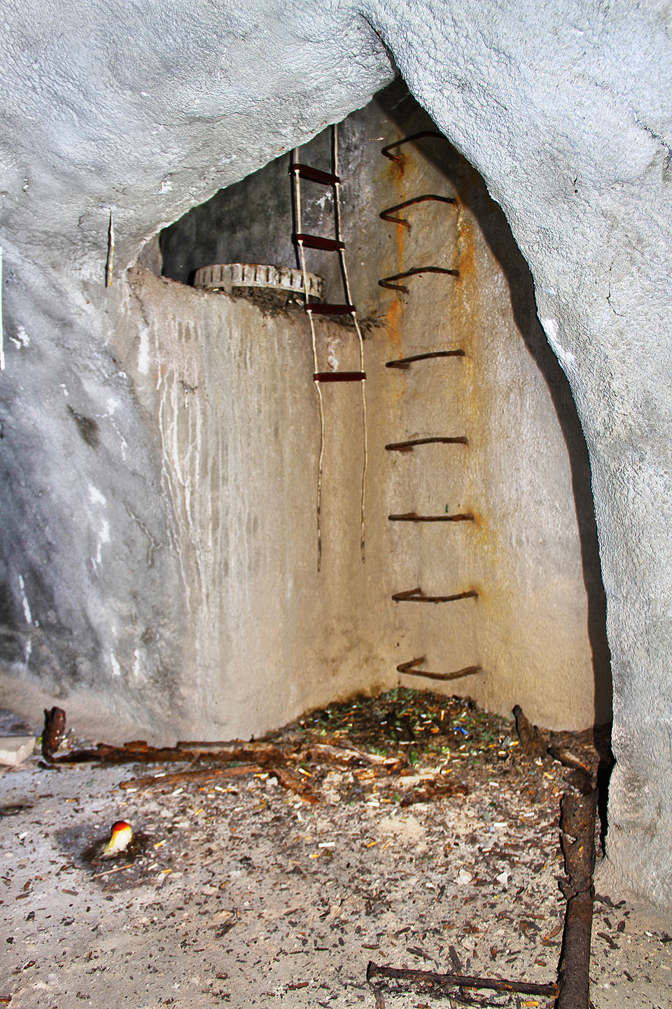 Původní sklepy pod domem na nároží Orlí a Masarykovy ulice byly dvoupatrové. V současnosti by se dalo říct, že mají jeden a půl patra.
