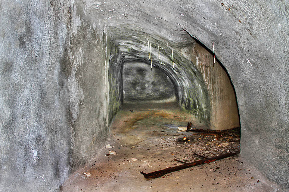 Hlubší část sklepení zaujímá sál obdélníkového půdorysu, který je šikmo seseknut trasou <a href=http://spravnym.smerem.cz/Tema/Sekund%C3%A1rn%C3%AD%20kolektory%20pod%20Brnem>sekundárního kolektoru</a> pod Orlí ulicí.