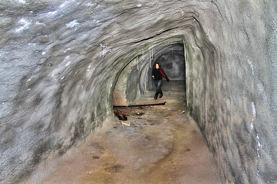Je to skoro k neuvěření, ale i v brněnském podzemí lze narazit na odvážnou školačku!