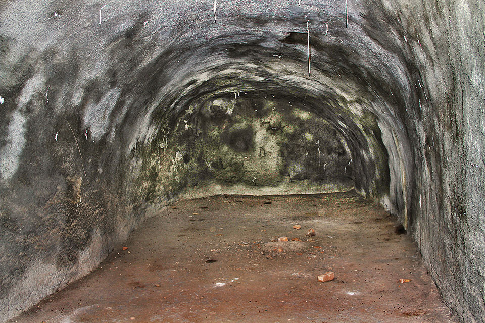 Pouze v nejvýchodnější části prostor pod Orlí ulicí zůstala zachována zaklenutá část sklepa v původní šířce, neukousnuté <a href=http://spravnym.smerem.cz/Tema/Sekund%C3%A1rn%C3%AD%20kolektory%20pod%20Brnem>kolektorem</a>.