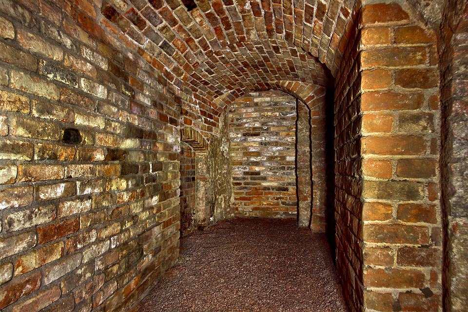 Pohled do chodby, která napříč Orlí ulicí spojovala domy č. p. 11 a 16, směrem k dou č. p. 16 (Dům u kamenné panny). Za zdí se skrývá složitý systém sklepů bývalé pošty.