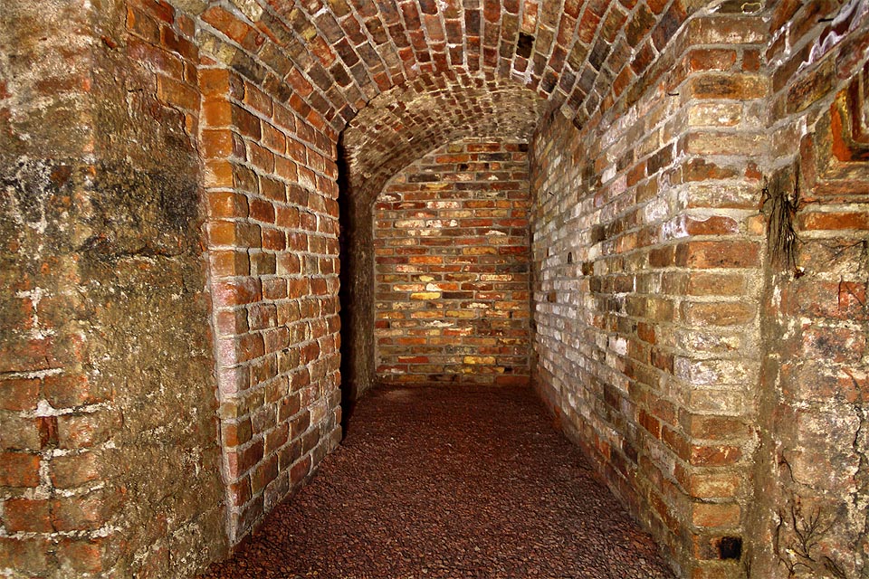 Pohled na opačný konec chodby. Zazděna byla proto, že těsně za ní prochází od 90. let 20. století sekundární kolektor. Nebýt jeho nešetrné výstavby, bylo tudy možné dojít až do <a href=>labyrintu pod domem č. 11</a>.