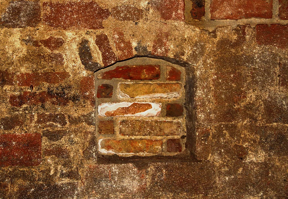 Nezbytná nika na svícen jako prakticky v každém brněnském historickém sklepě.