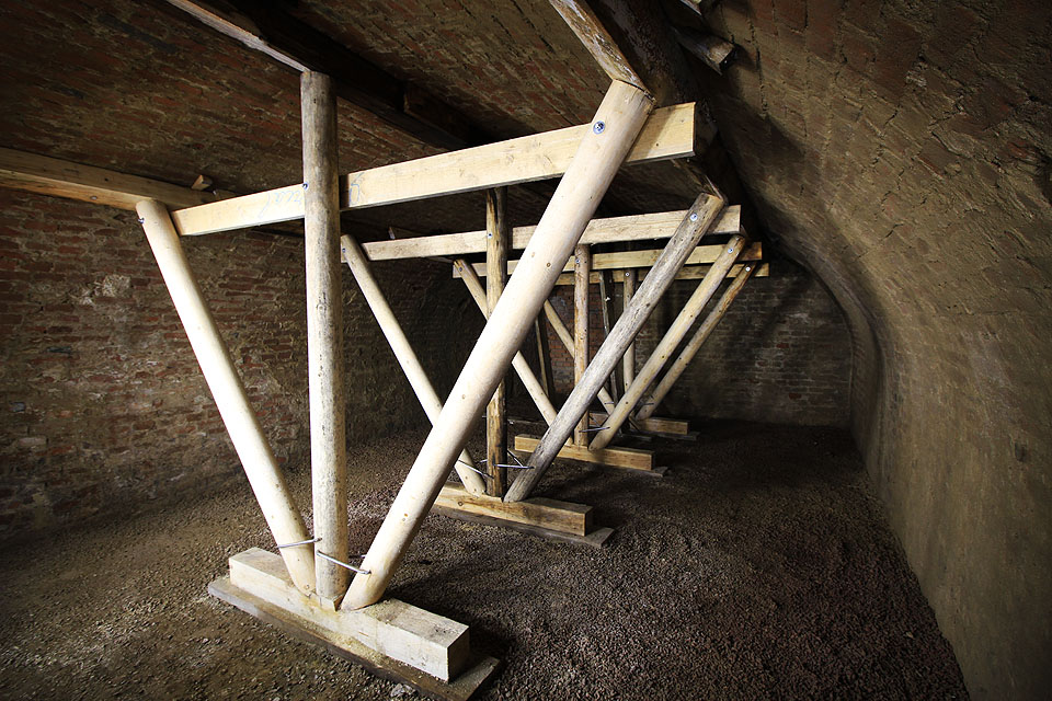 Konstrukce připomínající dřevěné viadukty pacifické dráhy či ramena Edelcrantzova telegrafu dodává sklepení romantický nádech odlišný od zbytku brněnského podzemí.