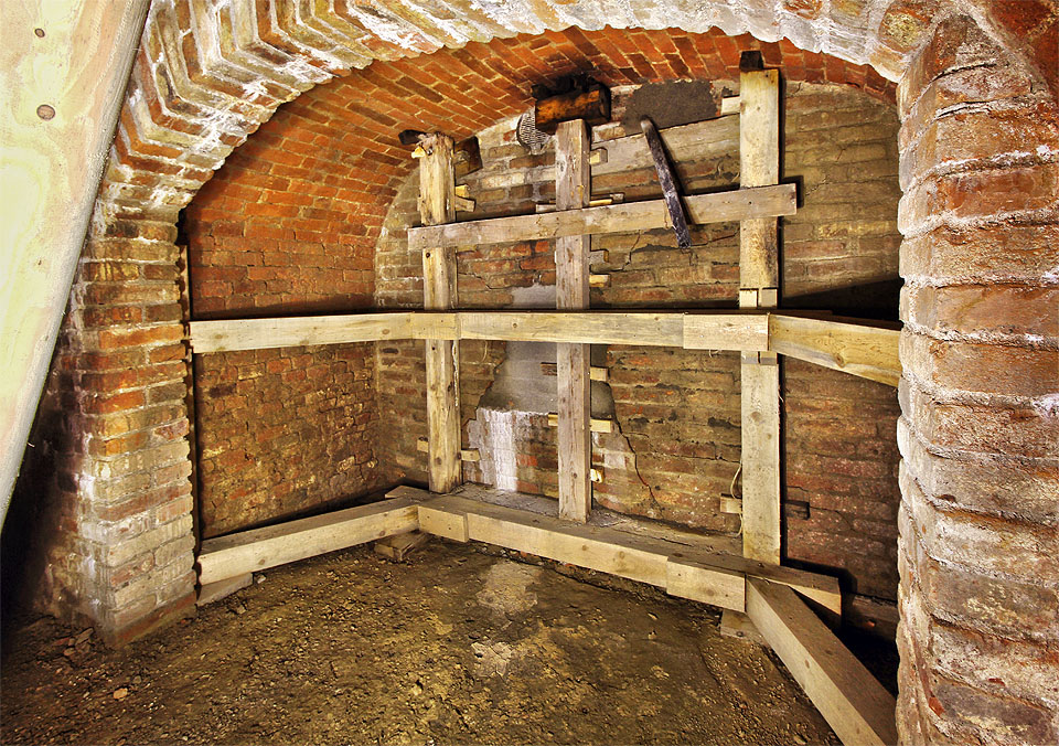 Na jižní straně místnosti se nachází výklenek, který by mohl být pozůstatkem chodby spojující sklepení s kryptou pod kostelem Nanebevzetí Panny Marie na protější straně ulice.