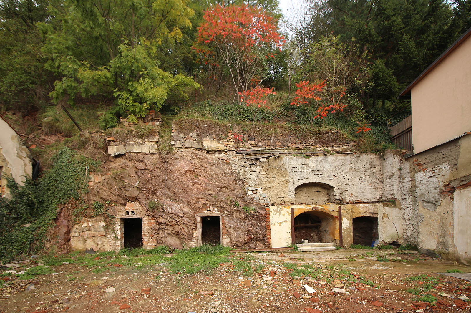 Různě velké výklenky vypovídají o svém rozdílném stáří. Zatímco ty vpravo, za původní chodbou domu, jsou vzorně zeklenuty a omítnuty, vlevo jsou jen ve skále vytesané otvory, zpevněné betonem.