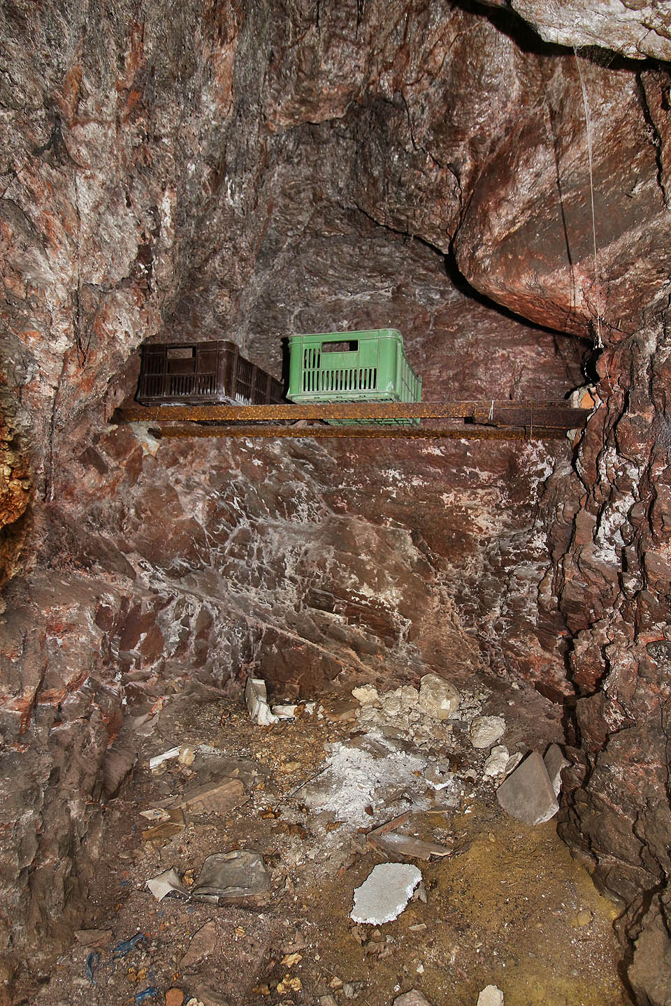 Ve tvrdé hornině jsou vyhloubeny čtyři sklípky, v jejichž stěnách jsou zapuštěny improvizované police. Přepravky dávají tušit, k čemu dříve sloužily.