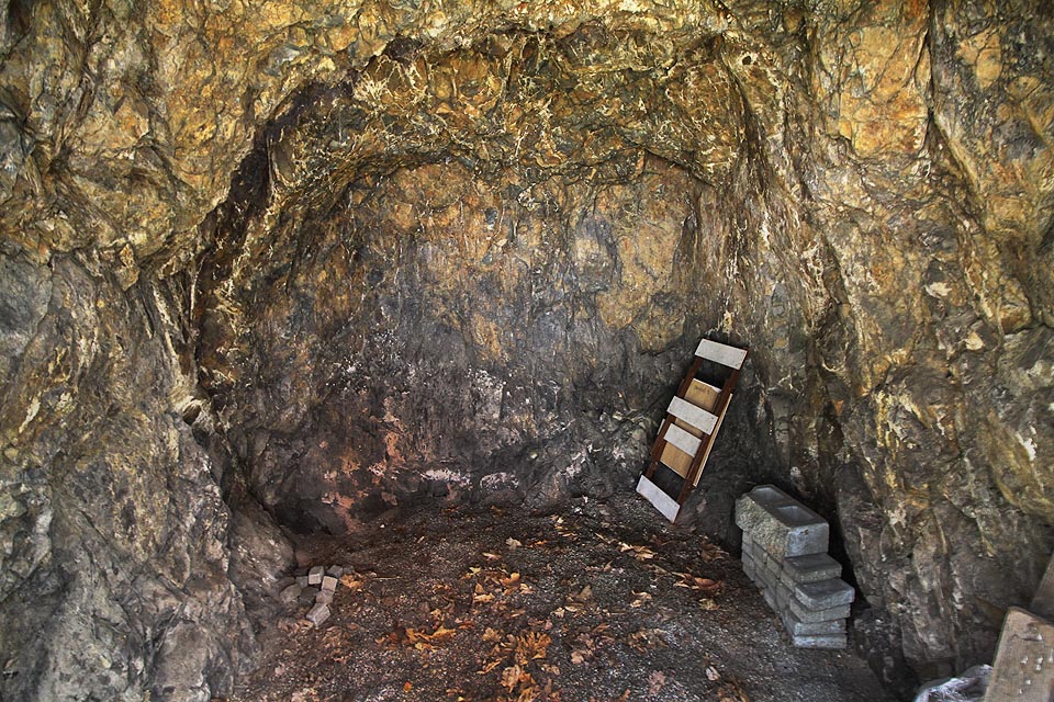 Samotná podzemní místnost ukrytá za tajemným vchodem je však spíše zklamáním. Svojí velikostí se nemůže poměřovat s nedalekými rozlehlými prostorami za domy na Pekařské ulici často i ze 17. století.