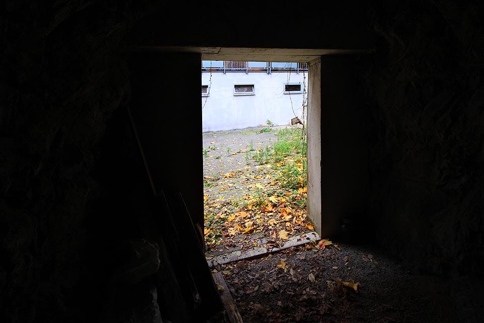Pohledem do dvora domu se loučíme s jedním z nejmenších skalních sklepů ve špilberském masivu.