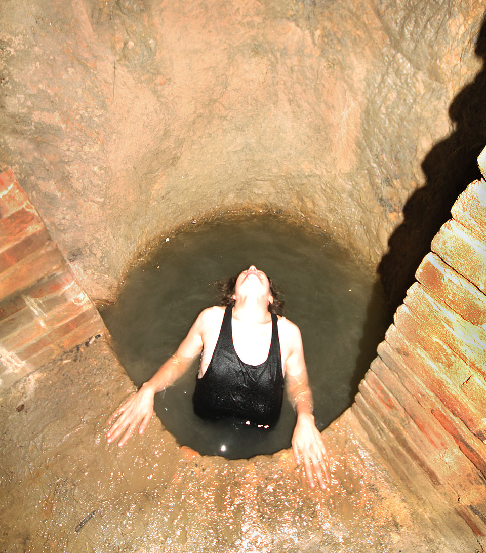 Dnes studna může výborně posloužit k osvěžení v horkém letním dni. Odvážná školačka právě pozoruje zespodu masivní ocelový poklop kryjící studnu na povrchu v sousedství katedrály sv. Petra a Pavla.