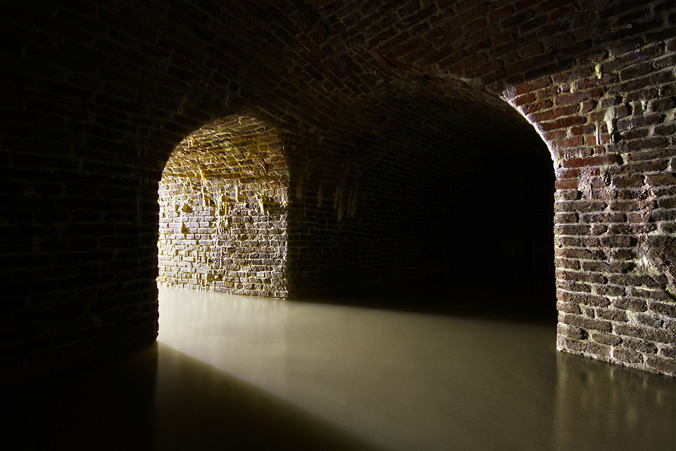 Zpátky do spleti chodeb. Z centrálníhio čtverce vybíhají kromě přístupového schodiště dvě chodby ke studnám směrem k jihu a jedna krátká k severozápadu.