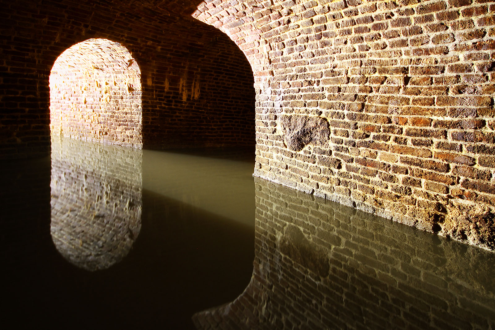 Když se hladina vody ustálí, začne fungovat jako hladké zrcadlo.