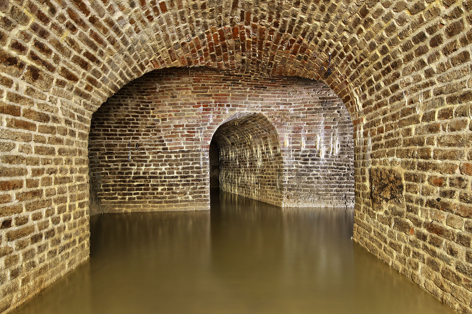 Tady kdysi stály obří sudy plné piva a vína a na hácích viselo maso a zelenina. V létě se tu pravděpodobně skladoval také led, který udržoval potraviny v chladu.