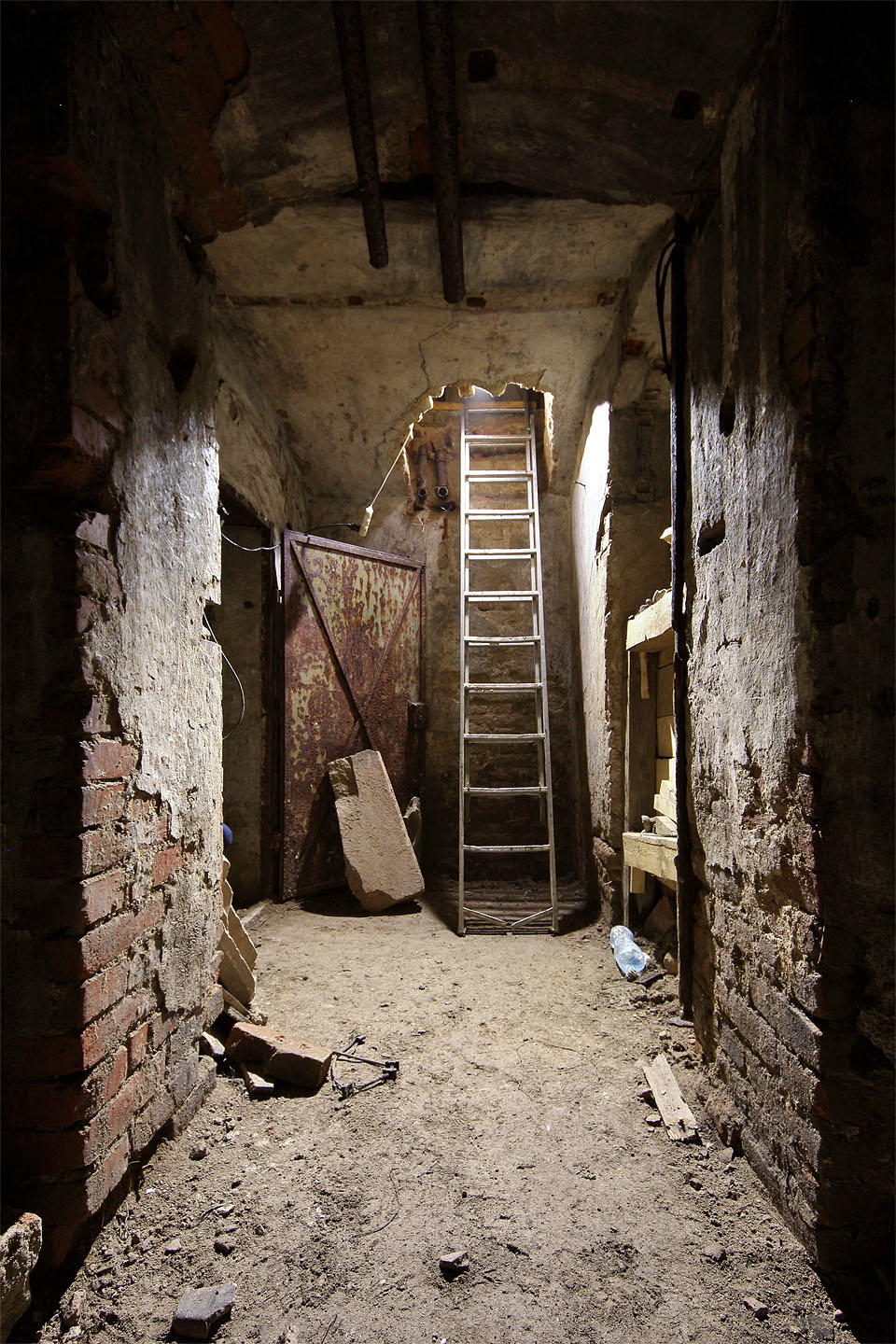 V roce 2020 vypadal vstup proraženou klenbou do 75 let uzavřených sklepů pod Německým domem ještě poměrně syrově.