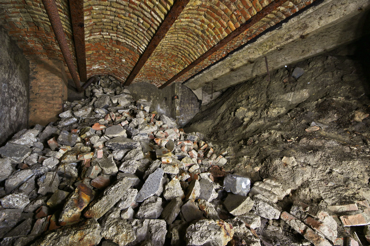 Část sklepů byla zaklenuta menšími klenbami mezi železnými traverzami. Místnosti byly při objevení v roce 2020 plné suti.