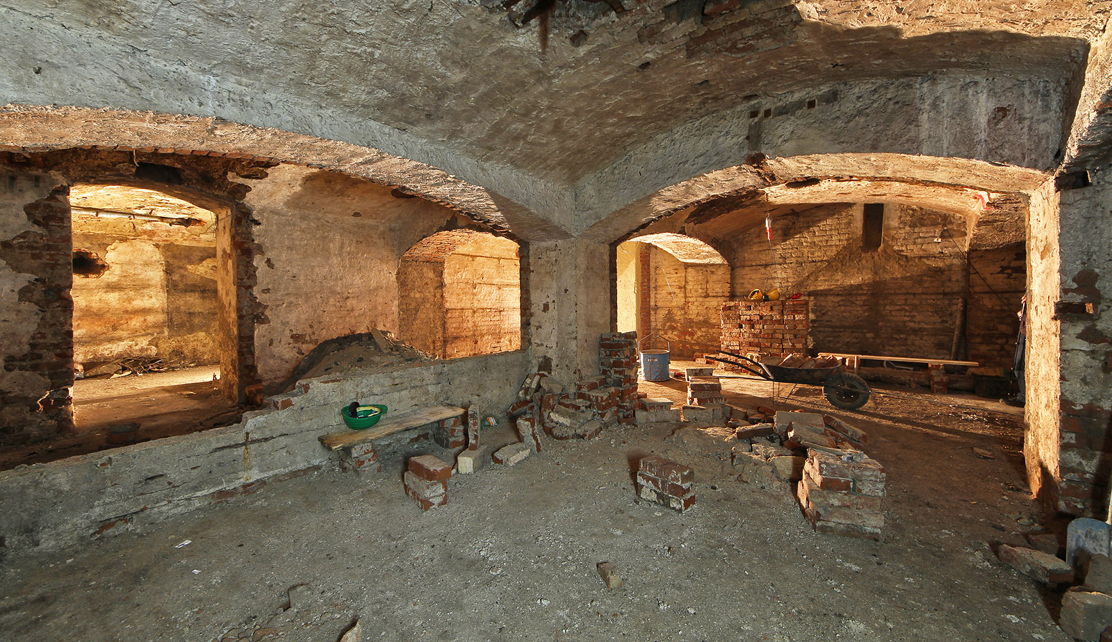 V centrální části jsou sklepy zaklenuty plochou valenou klenbou. je až s podivem, že klenby vydržely bez jakékoliv údržby po dobu 75 let ve velice dobrém stavu.