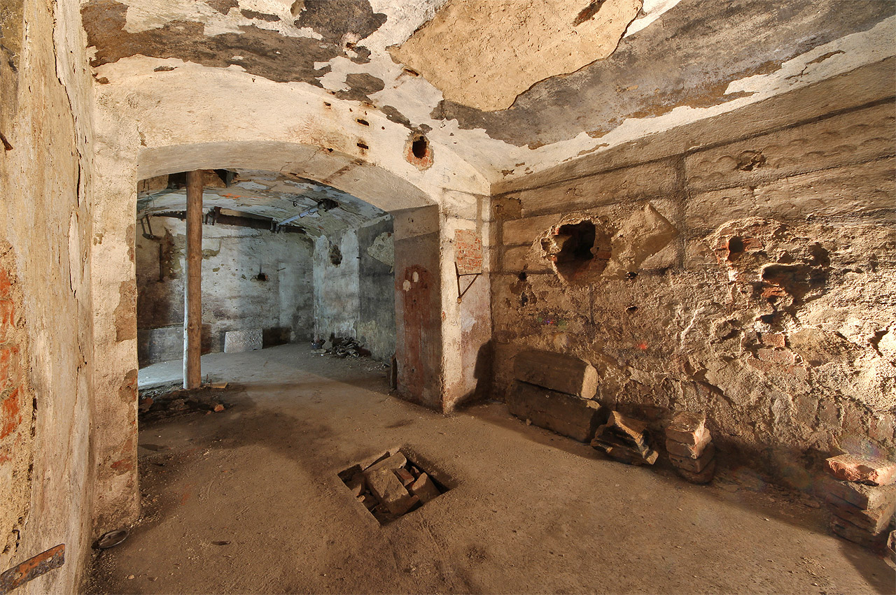 Z vybavení se ve sklepech dochovalo naprosté minimum. Na stěnách je ovšem dodnes vidět, kde byly umístěny police a v nich lahve s nápoji.