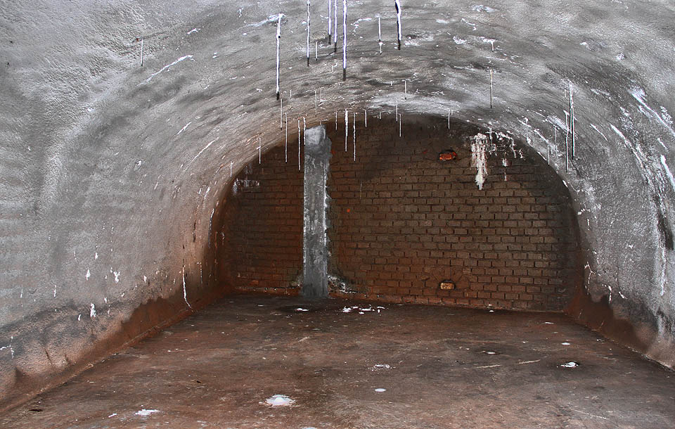 Labyrint sklepení pokračoval za touto, nově postavenou, zdí. Pamětníci vzpomínají, že bylo možné bez překážek projít až do centrální nemocniční chodby a vyjít v zabláceném oblečení hlavním vchodem.