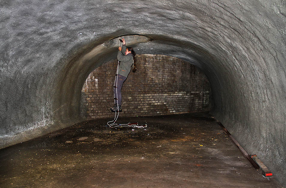 Šplhat do sklepení je třeba opatrně. Pokud by se žebřík nahoře uvolnil a zřítil na dno, šance dostat se ven se rapidně sníží. Sklepení by se pak mohlo stát až hladomornou nebo dokonce hrobem.
