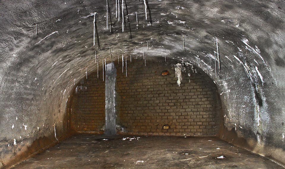 Za průchodem se nalézá podobná místnost, otočená kolmo ke vstupní chodbě i Anenské ulici.