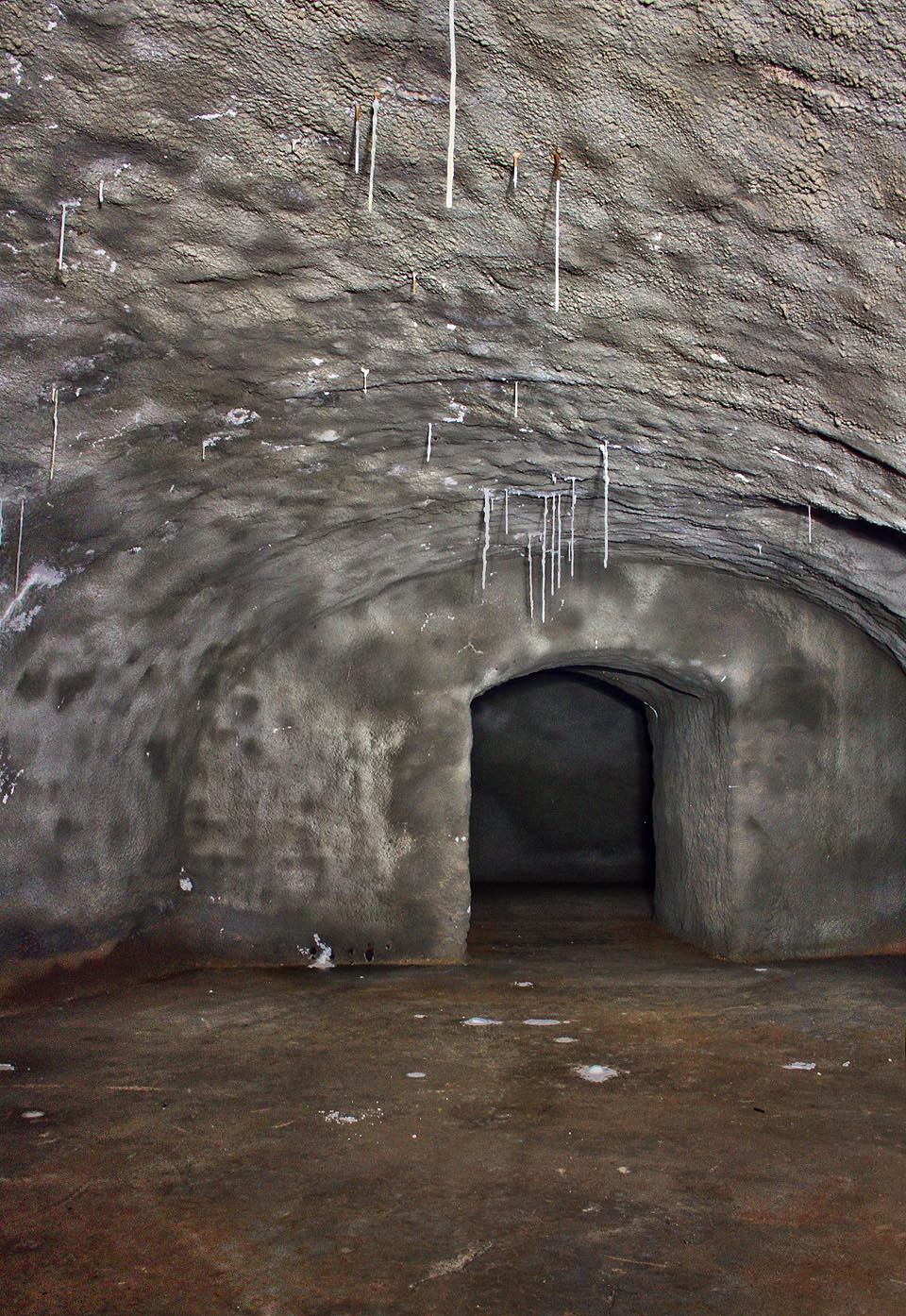 Za cca 10 let od rekonstrukce a vybetonování chodeb již narostly krápníky, chráněné špatně přístupnou šachtou před nezvanými návštěvami, do slušných rozměrů několika desítek cm.