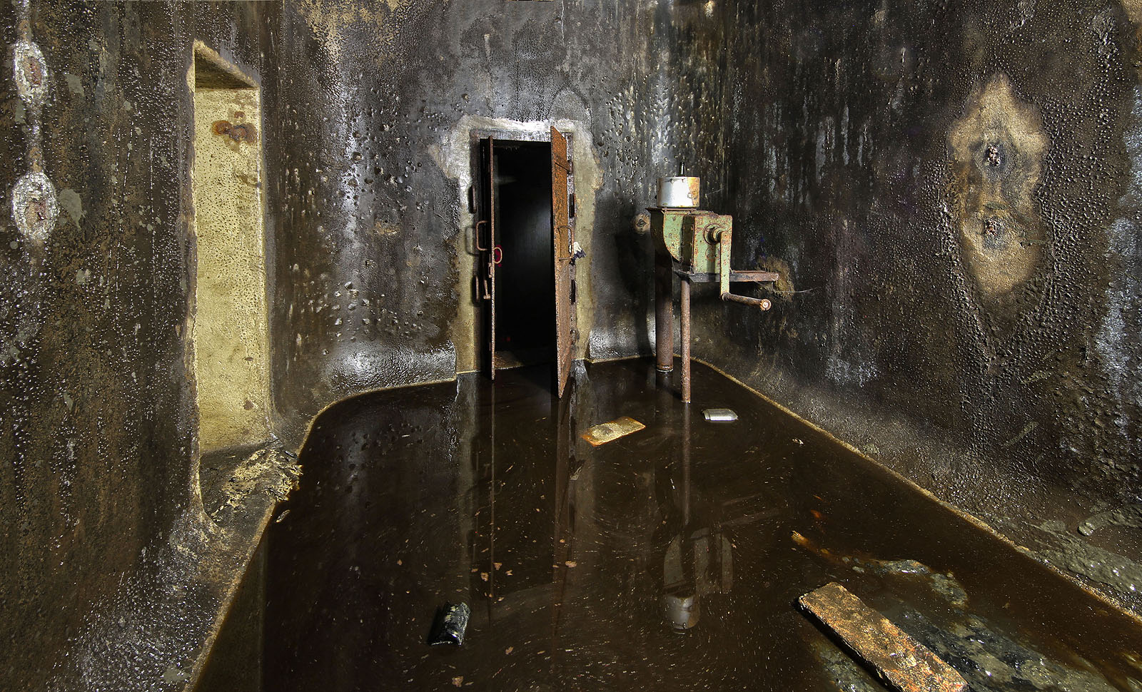 Nejmalebnější jsou místnosti částečně zatopené neznámou tekutinou. Představivost pracuje na plné obrátky - nejsou to zbytky zkvašeného piva, které stále vytéká z potrubí dávno zbořeného pivovaru?